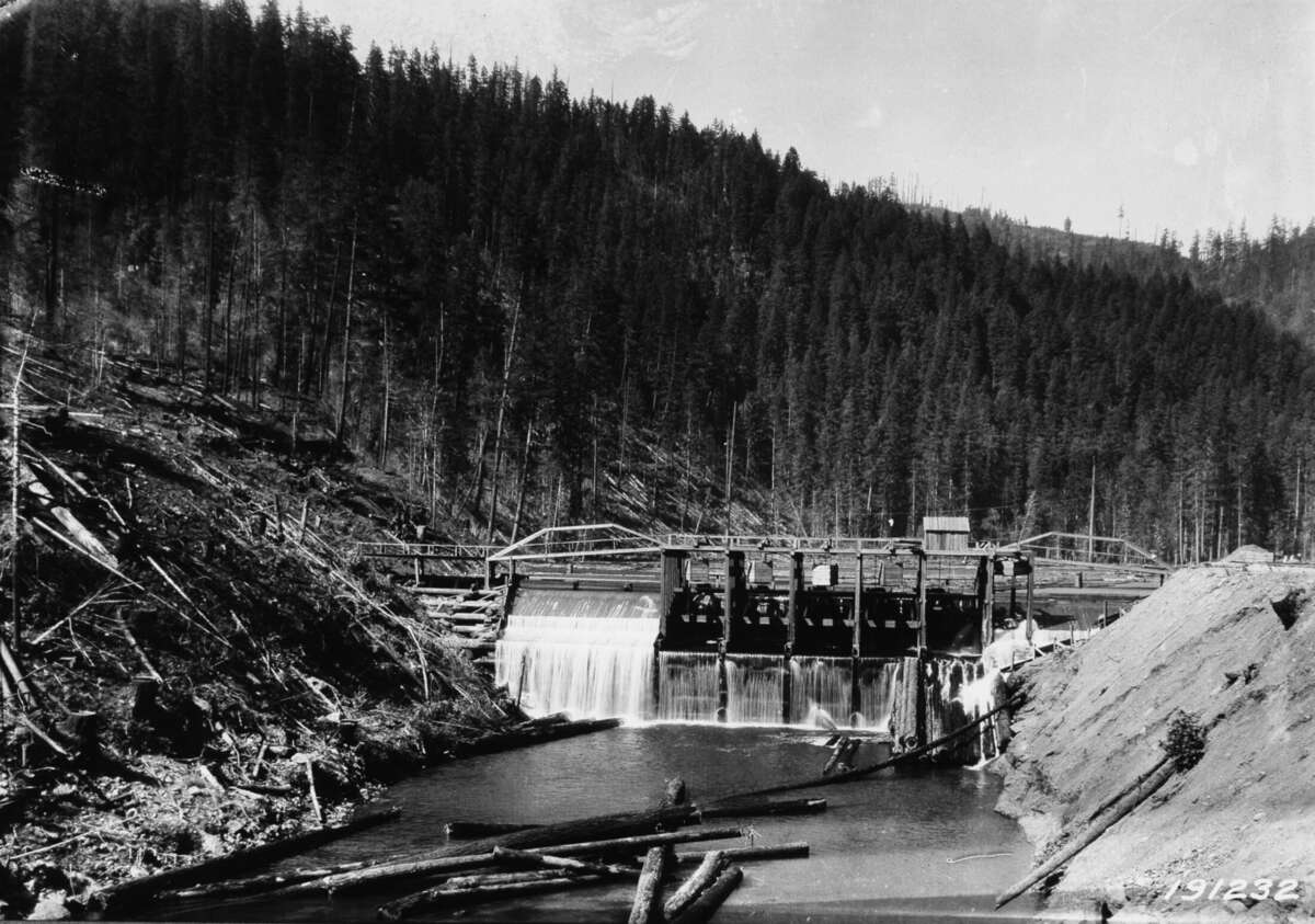 Figure 14.4. A splash dam on the North Fork Willamette River, 1924